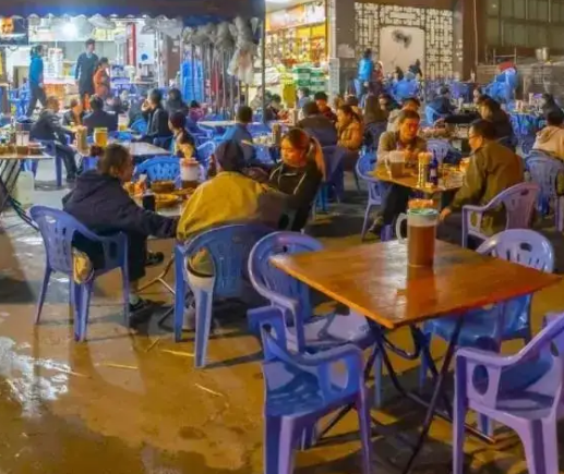 大排檔老板用包子機(jī)做包子