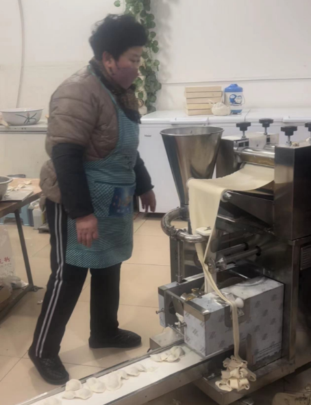 三十年老店使用三好餃子機包餃子