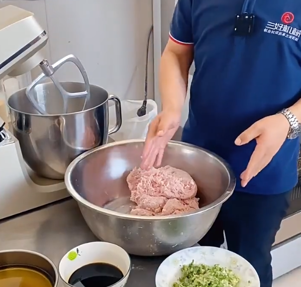 三好灌湯包機(jī)怎么做湯包