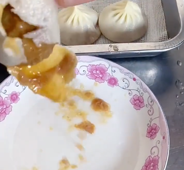 灌湯包機(jī)怎么做出帶湯的包子