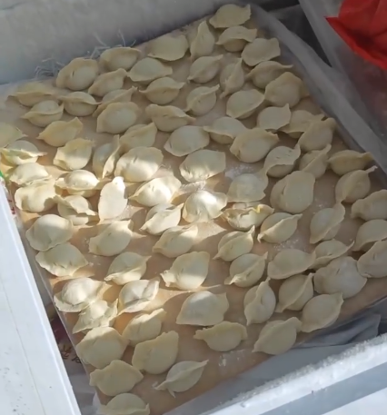 餃子機(jī)包的餃子進(jìn)行速凍