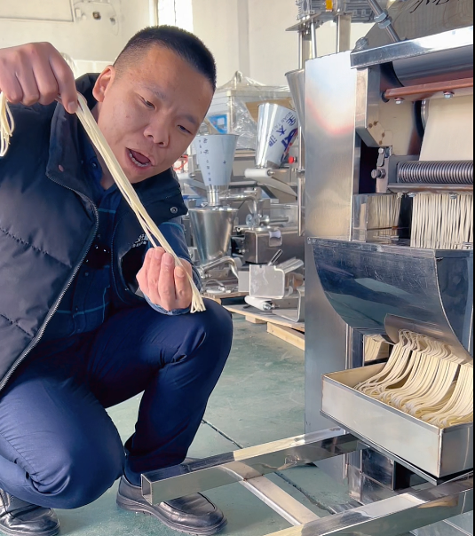 老鐵突襲駕到，面條機(jī)手把手教新手搞定筋道面食